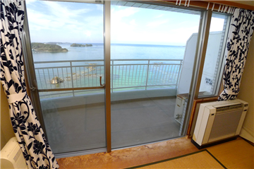 和室から田辺湾を望む