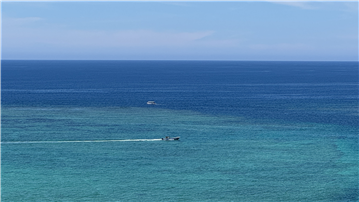 エメラルドグリーンの海