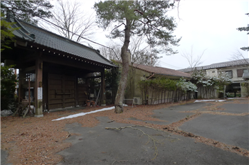 敷地南東側撮影(古家付/別棟2、門)