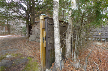 前面道路から敷地/別棟3方向を撮影
