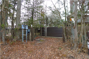 敷地入口/前面道路から西方向を撮影