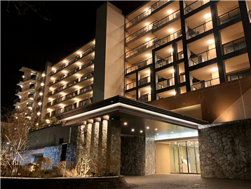 照明に彩られた夜の外観