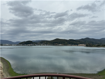 LDK側バルコニーから北西側に猪鼻湖を望む