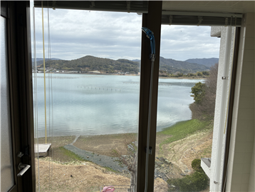 浴室窓越しに見る猪鼻湖の眺め