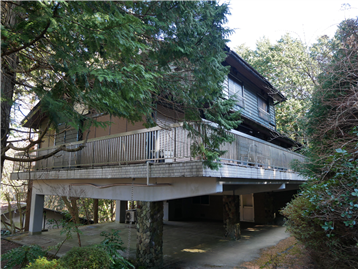 南西方向から撮影した建物