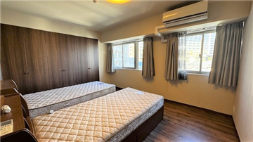 約8.4畳の洋室1/入口より撮影