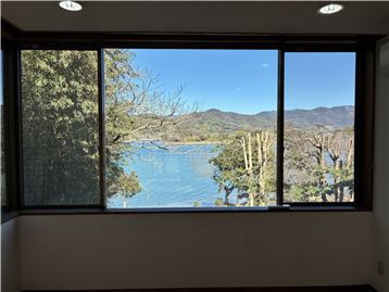 リビング窓越しに見る猪鼻湖の眺め