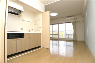 LDK／折れ戸を開けるとキッチンあり