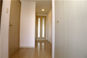 ホール／玄関より撮影