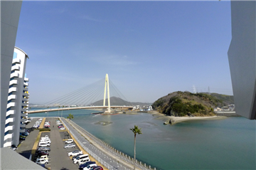 玄関外の共用廊下より北向きに見えるサンブリッジ