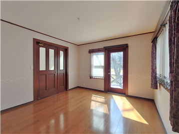 洋室1を北側角より