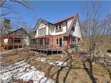 敷地内南側より建物方向