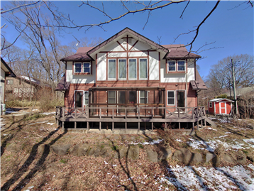 敷地内南西側より建物方向