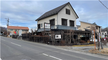 前面道路より敷地内(北東方向を撮影)