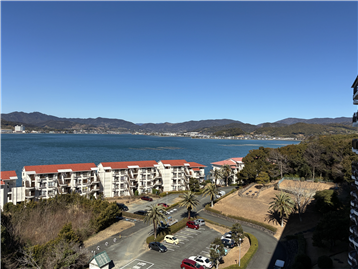 バルコニーから北西側に猪鼻湖を望む