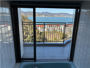 浴室窓越しに見る猪鼻湖の眺め