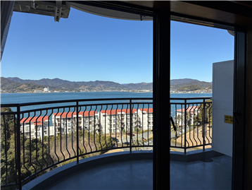 リビング窓越しに見る猪鼻湖の眺め