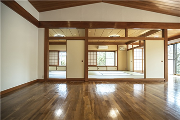 リビングダイニング／西側から東側を撮影