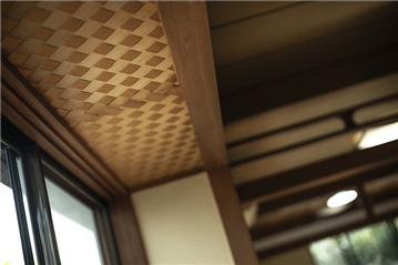 和室は出窓部分に網代天井を採用
