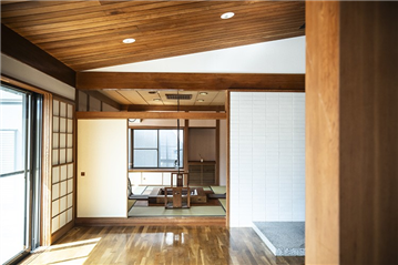 リビングダイニング／東側から西側を撮影