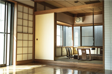 リビングダイニングから囲炉裏のついた和室を撮影