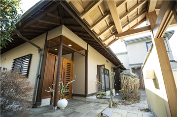 門から玄関までのアプローチ