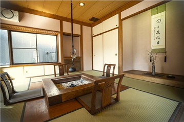 約8畳の和室／中央に囲炉裏が設置されています