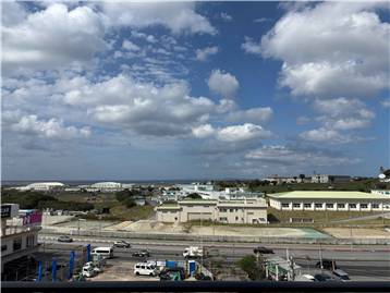 バルコニーから那覇空港、東シナ海を望む