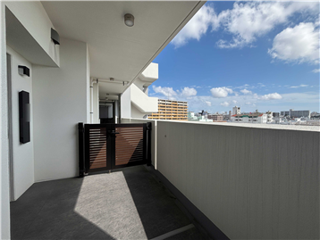 玄関前にはプライベート感のある大型ポーチ(8.91m2)