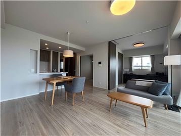 LDK(手前)、洋室3(右奥)/LDK北西角から撮影