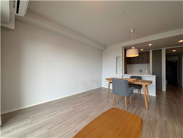 LDK/リビングからキッチン方向を撮影