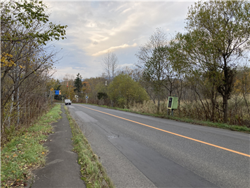 前面道路／東から西方向を撮影