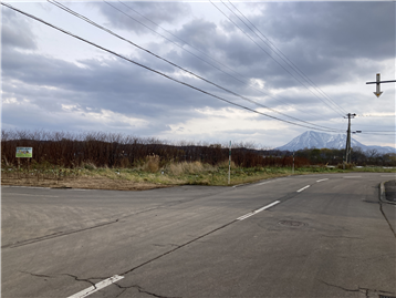 敷地南西側／前面道路から南東方向を撮影