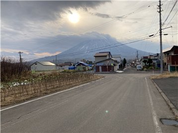 北西側前面道路／東側から西方向を撮影