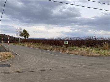敷地南西側／前面道路から東方向を撮影