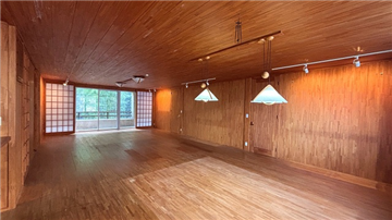 松材の天井・壁・床に囲まれて落ち着いた空間です