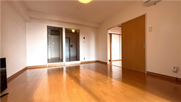 リビングダイニング(入口方向を撮影)