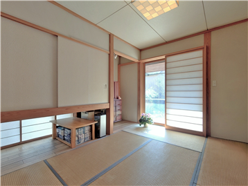 和室を西側角より