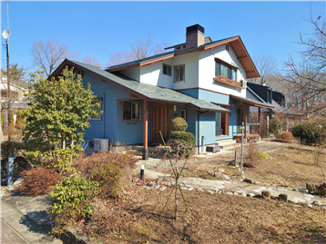 接面道路の南側より敷地内建物方向