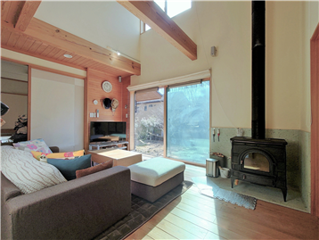 リビングを西側角より