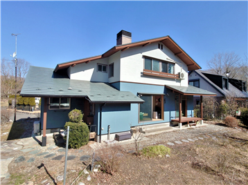 敷地内南側より建物方向