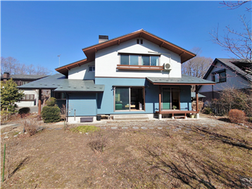 敷地内南東側より建物方向