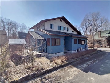 接面道路の北側より敷地内建物方向