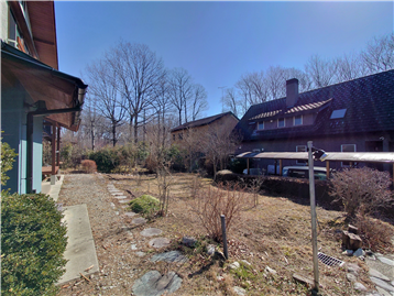 敷地内西側より前庭を望む