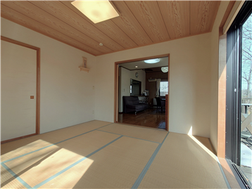 和室の南側角よりLDK方向