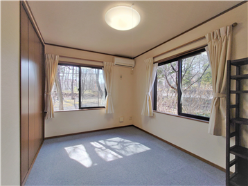 洋室を居室入口側より