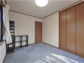 洋室の西側角より居室入口方向