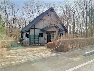 接面道路の北側より敷地内建物方向