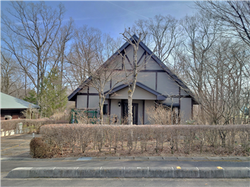 接面道路の北西側より建物方向