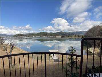 北側バルコニーからの猪鼻湖眺望